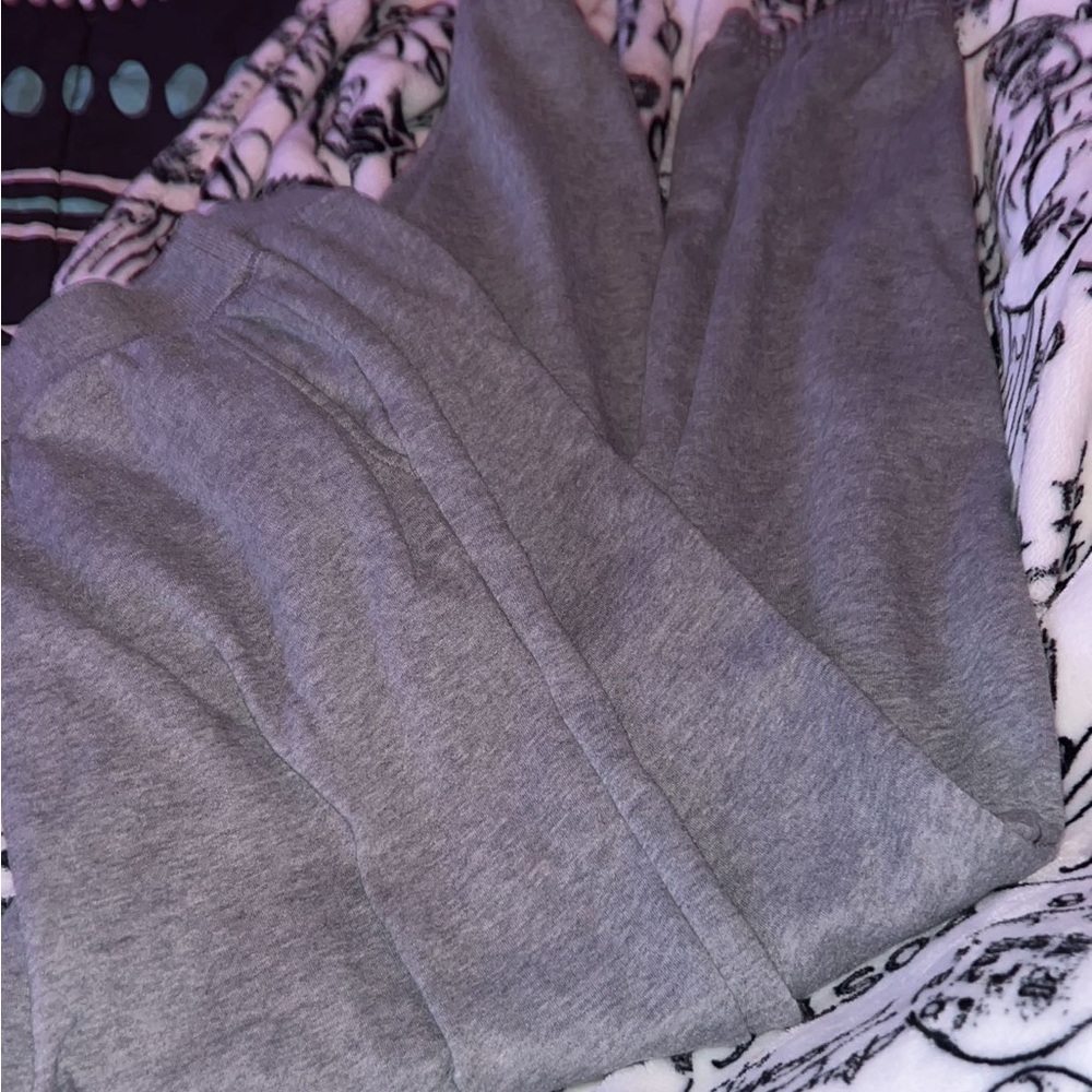 grey sweatpants